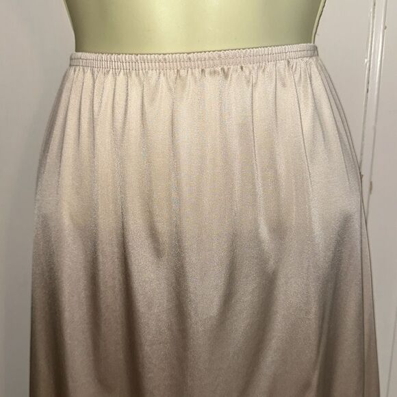 Vintage Cabernet light tan half slip with lace trim - Picture 2 of 7